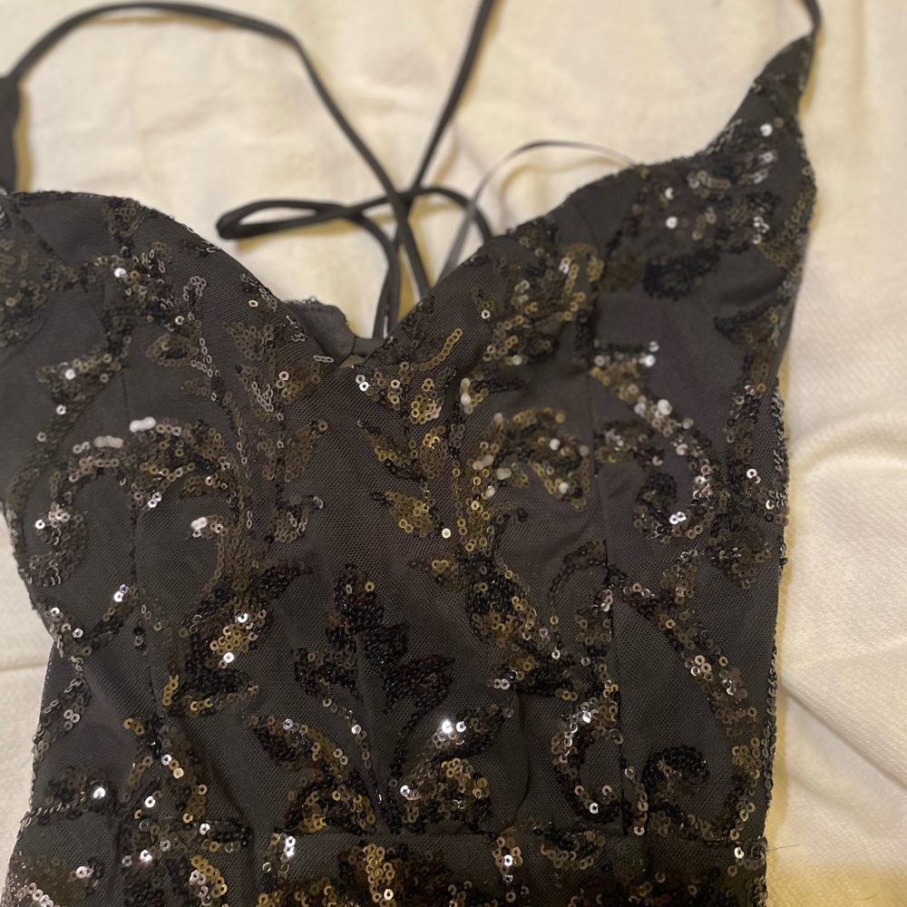 windsor long black prom dress size small
$75-$80 (original $100)